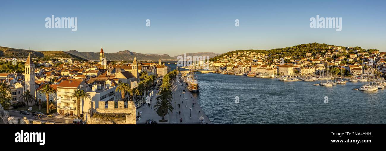 Vista panoramica della storica città di Trogir dal castello di Kamerlengo; Trogir, Croazia Foto Stock