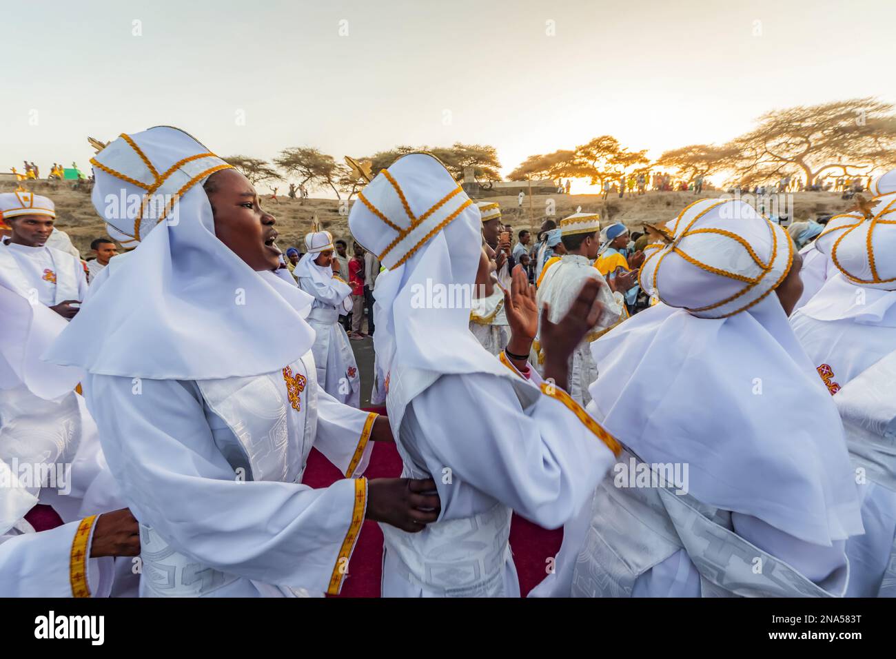 Persone in una processione Timkat durante la celebrazione ortodossa Tewahedo dell'Epifania, celebrata il 19 gennaio; Bulbula, Oromia, Etiopia Foto Stock