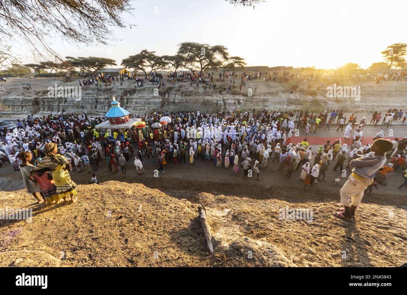 Persone in una processione Timkat durante la celebrazione ortodossa Tewahedo dell'Epifania, celebrata il 19 gennaio; Bulbula, Oromia, Etiopia Foto Stock