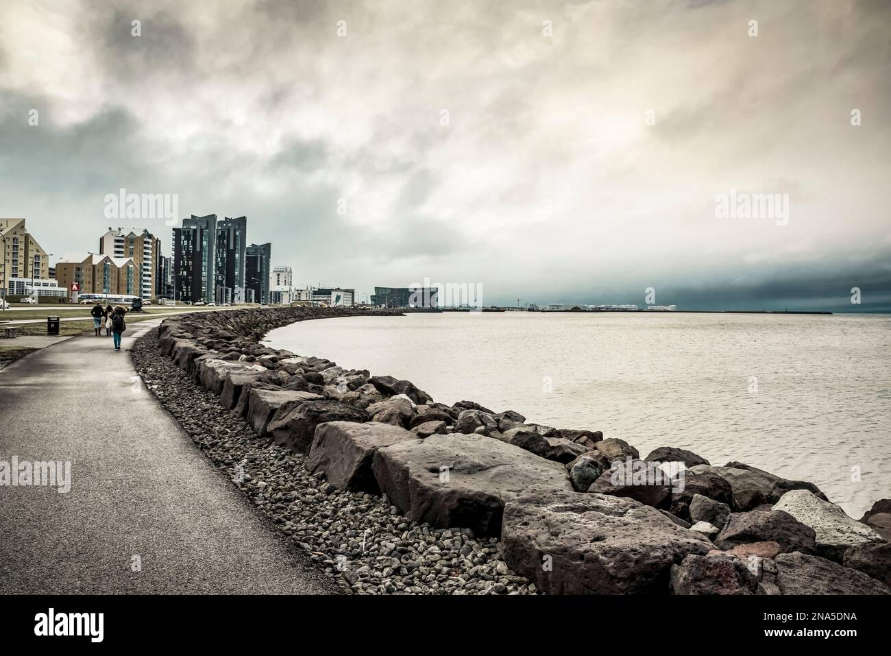 Saebraut, una strada locale lungo la costa; Reykjavik, Islanda Foto Stock