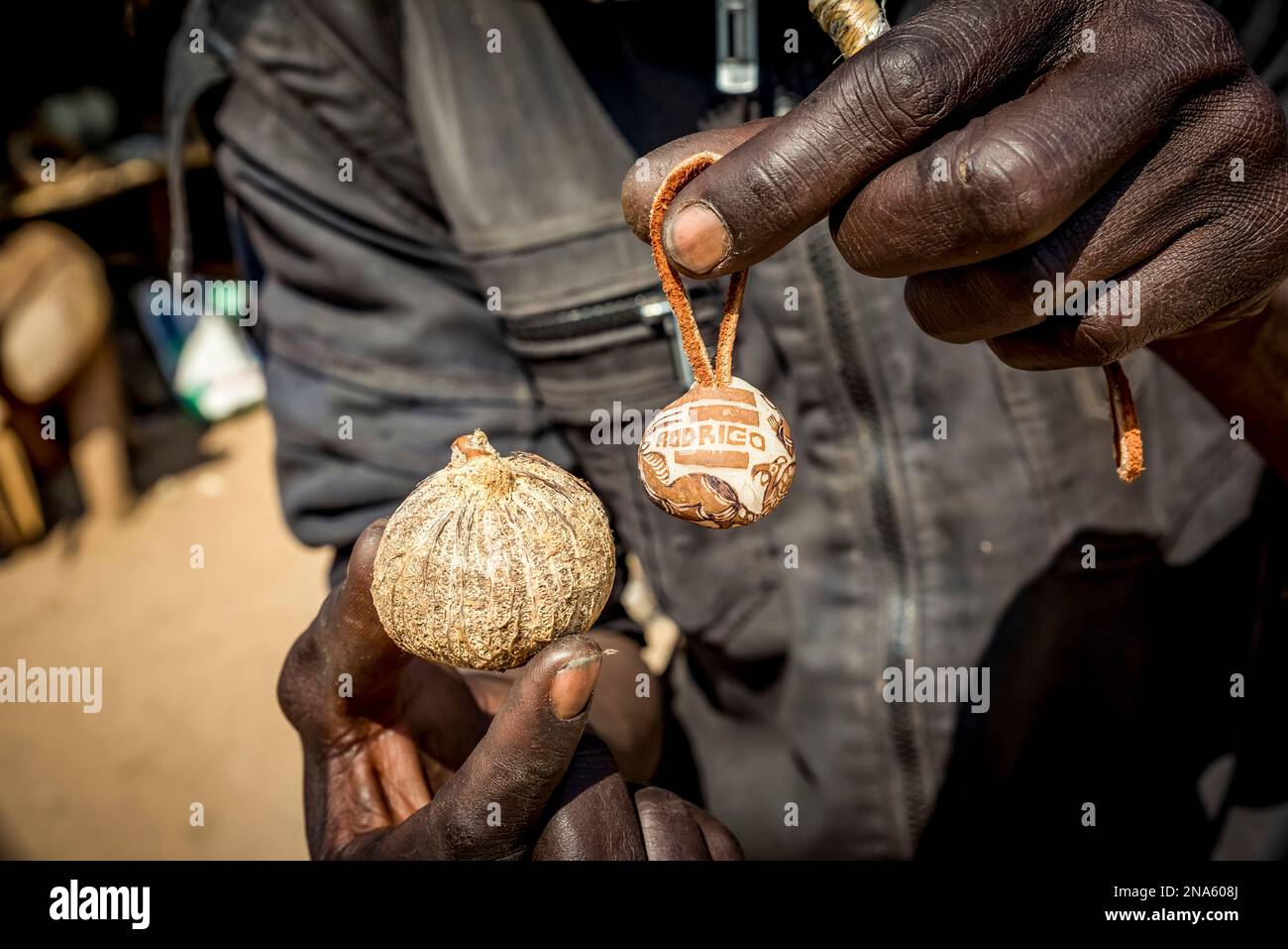 Man possiede un oggetto da vendere al mercato dell'artigianato degli intagliatori di legno di Okahandja Mbangura; Okahandja, regione di Otjozondjupa, Namibia Foto Stock