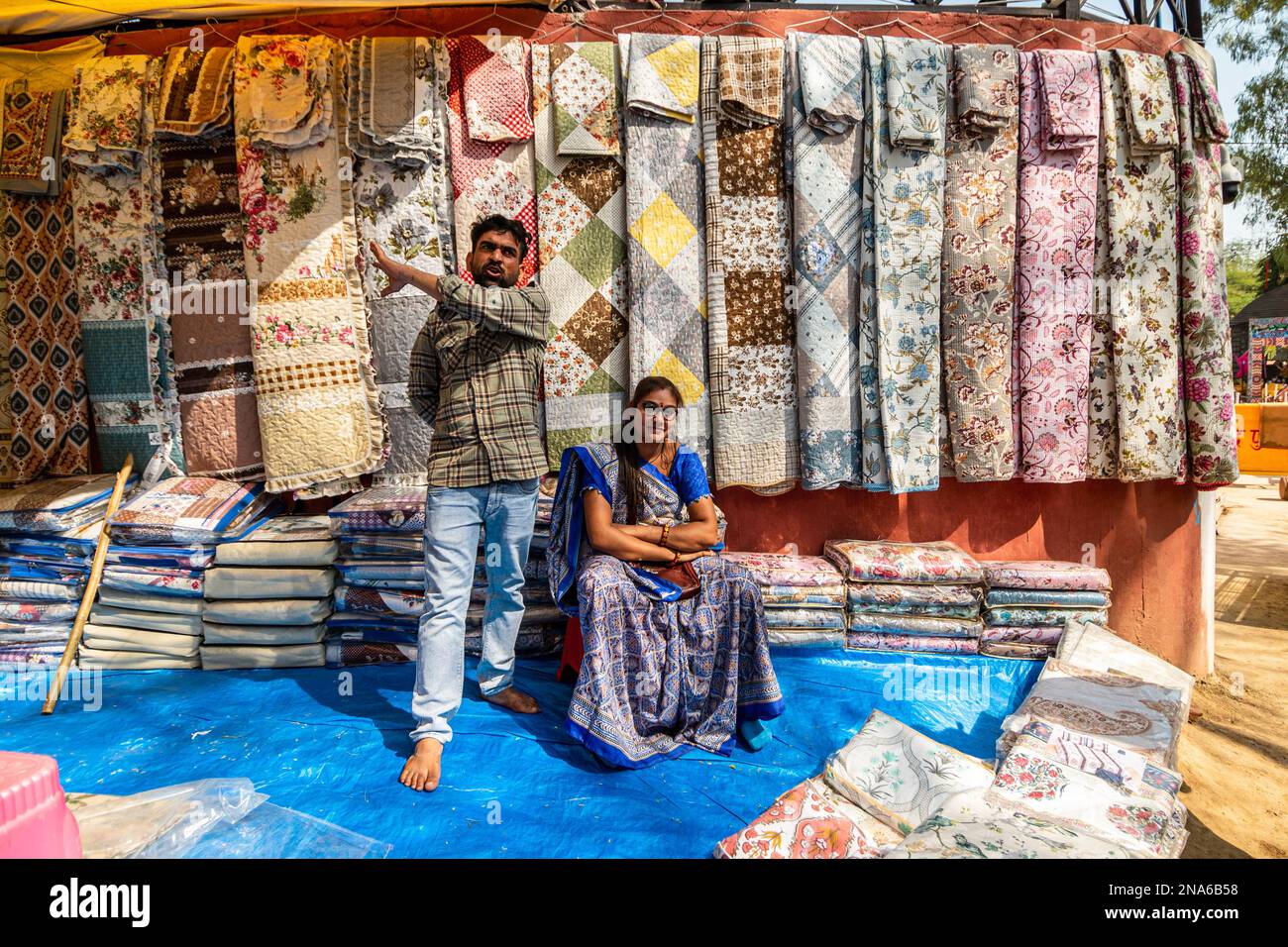 Un negoziante dello stato del Gujarat vende Quilts di Kutch (il ricamo di Kutch è una tradizione artigianale e tessile di arte di firma della comunità tribale di Kutch) durante la fiera internazionale dell'artigianato di Surajkund 36th a Faridabad. Il Surajkund Mela (fiera) è una delle più famose e celebrate Mela (fiere) in India. Si organizza ogni anno a Faridabad durante la prima metà del mese di febbraio. Si tratta di una delle piu' famose Mela di Artigianato Internazionale (fiera) ed e' organizzata dal Dipartimento del Turismo dello Stato di Haryana. (Foto di Pradeep Gaur/SOPA Images/Sipa USA) Foto Stock