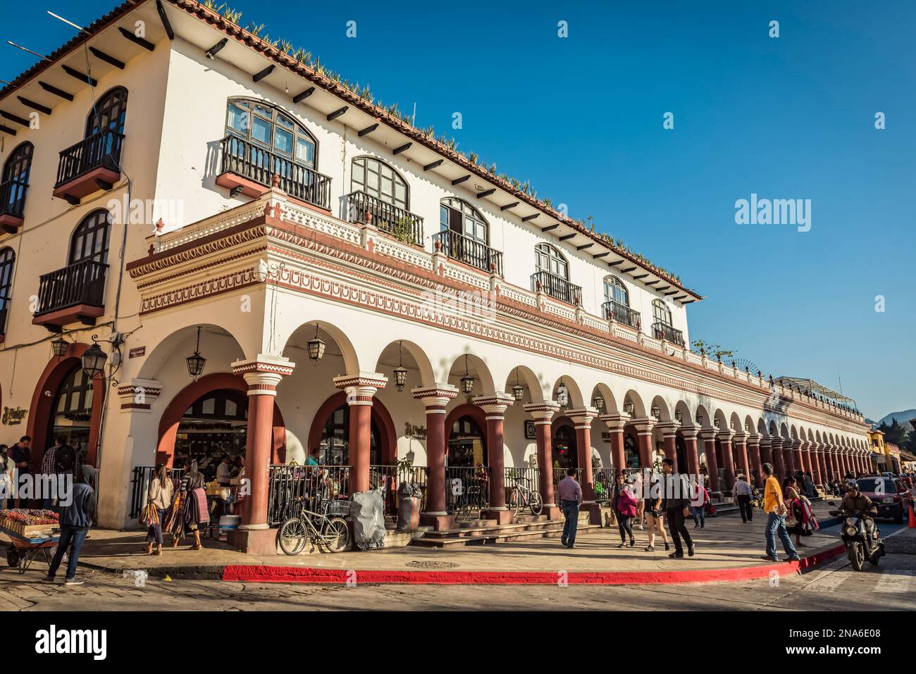 Los Portales a Zocalo, o piazza principale; San Cristobal de las Casas, Chiapas, Messico Foto Stock