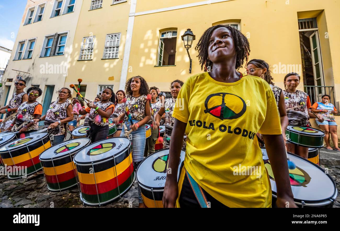 I batteristi di Mestre Pacote do pelo sfilano su largo de do Pelourinho; Salvador, Bahia, Brasile Foto Stock