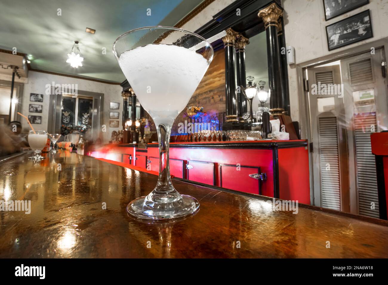 Il famoso ritrovo di Ernest Hemingway a l'Avana, il Floridita Bar. Il famoso daiquiri fu creato qui: L'Avana, l'Avana, Cuba Foto Stock