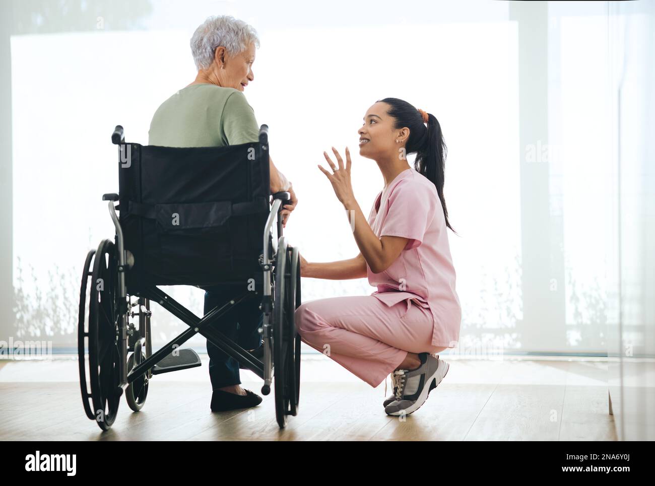 Questa è la tua vita, non lasciare che nessuno lo prenda. una giovane infermiera che si prende cura di una donna anziana su sedia a rotelle. Foto Stock