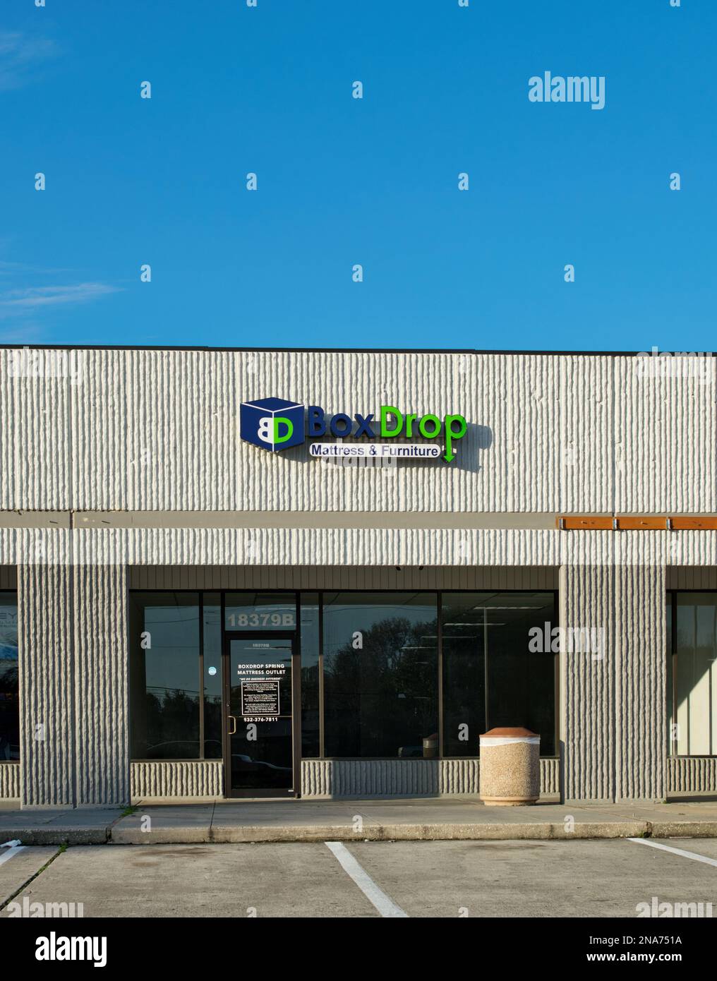 Houston, Texas USA 02-10-2023: Facciata esterna dell'edificio Box Drop a Houston, Texas. Negozio di materassi a prezzi scontati, negozi locali. Foto Stock