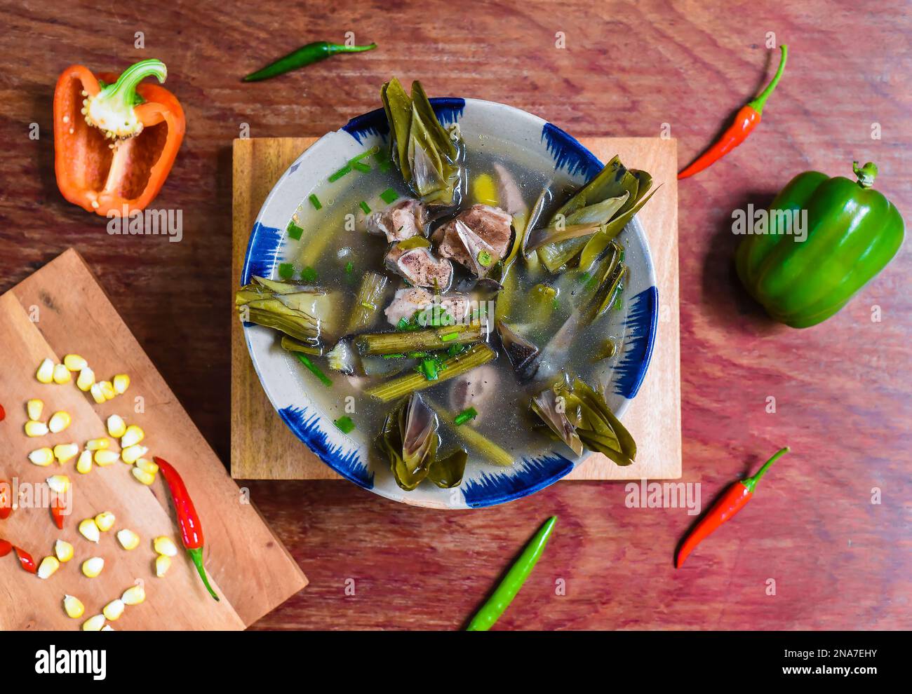 Zuppa vietnamita con pesce e carciofi su tavola di legno Foto Stock