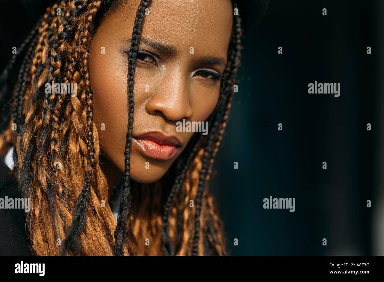 Donna afro-americana triste. Emozione diffidente Foto Stock