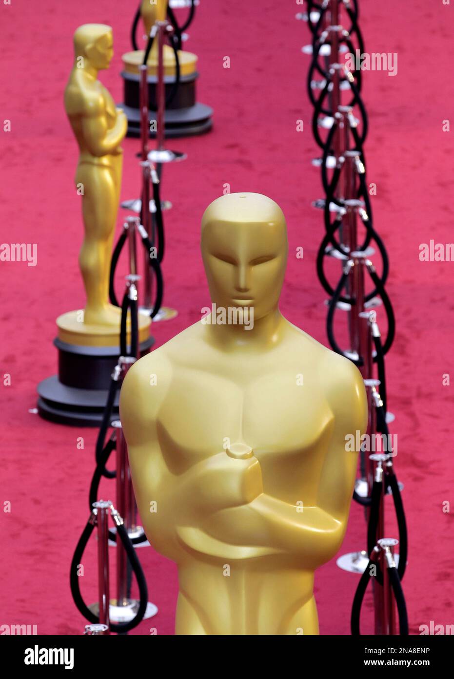 Oscar statues line the red carpet in anticipation of the 84th Academy Awards in Los Angeles on Sunday, Feb. 26, 2012. The Oscars will be held later in the day. (AP Photo/Amy Sancetta) Foto Stock