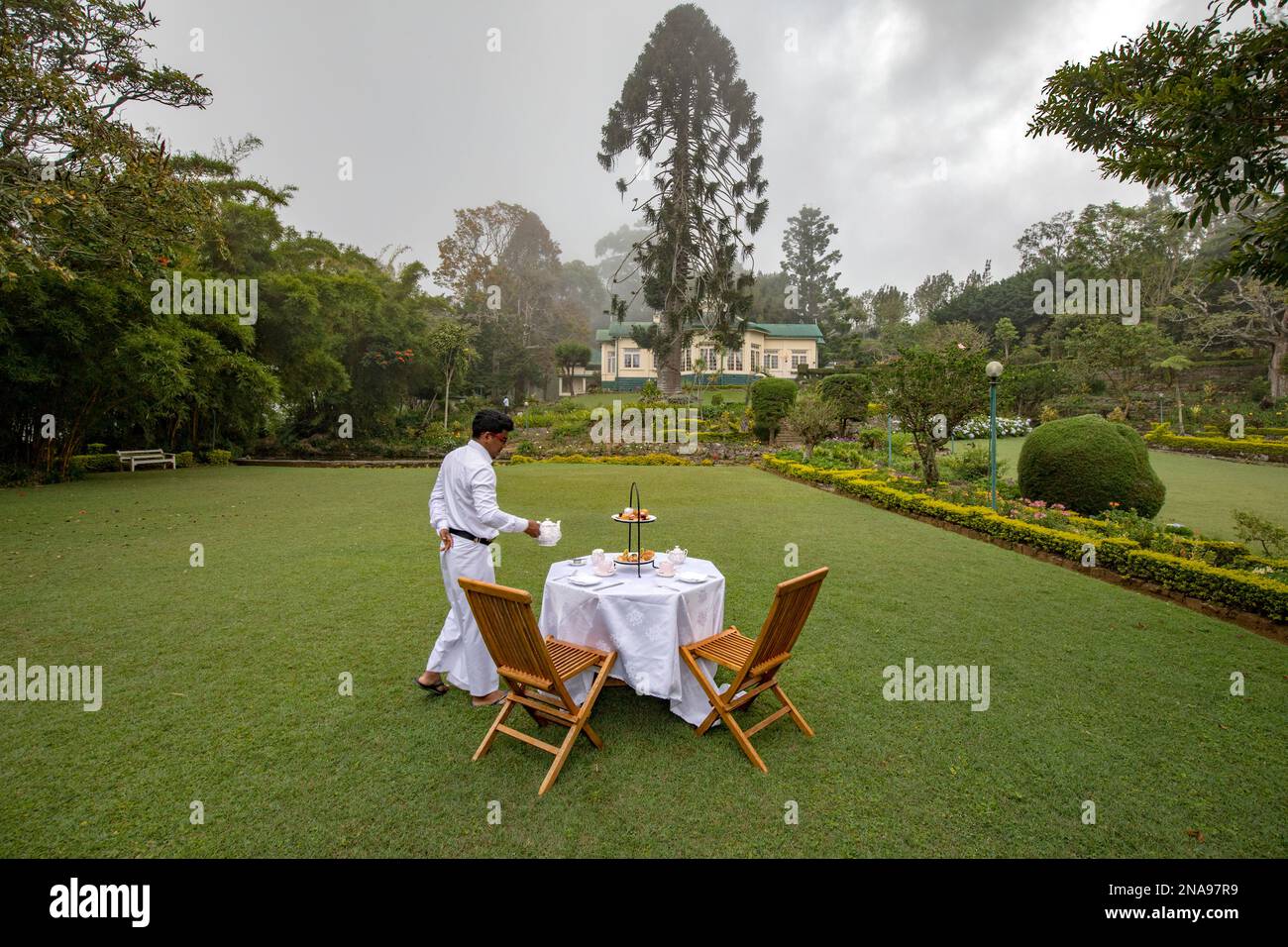 Tè pomeridiano al bungalow di Sir Thomas Lipton nella Dambatenne Tea Estate, Hill Country, Sri Lanka; Dambatenne, Badulla District, Sri Lanka Foto Stock