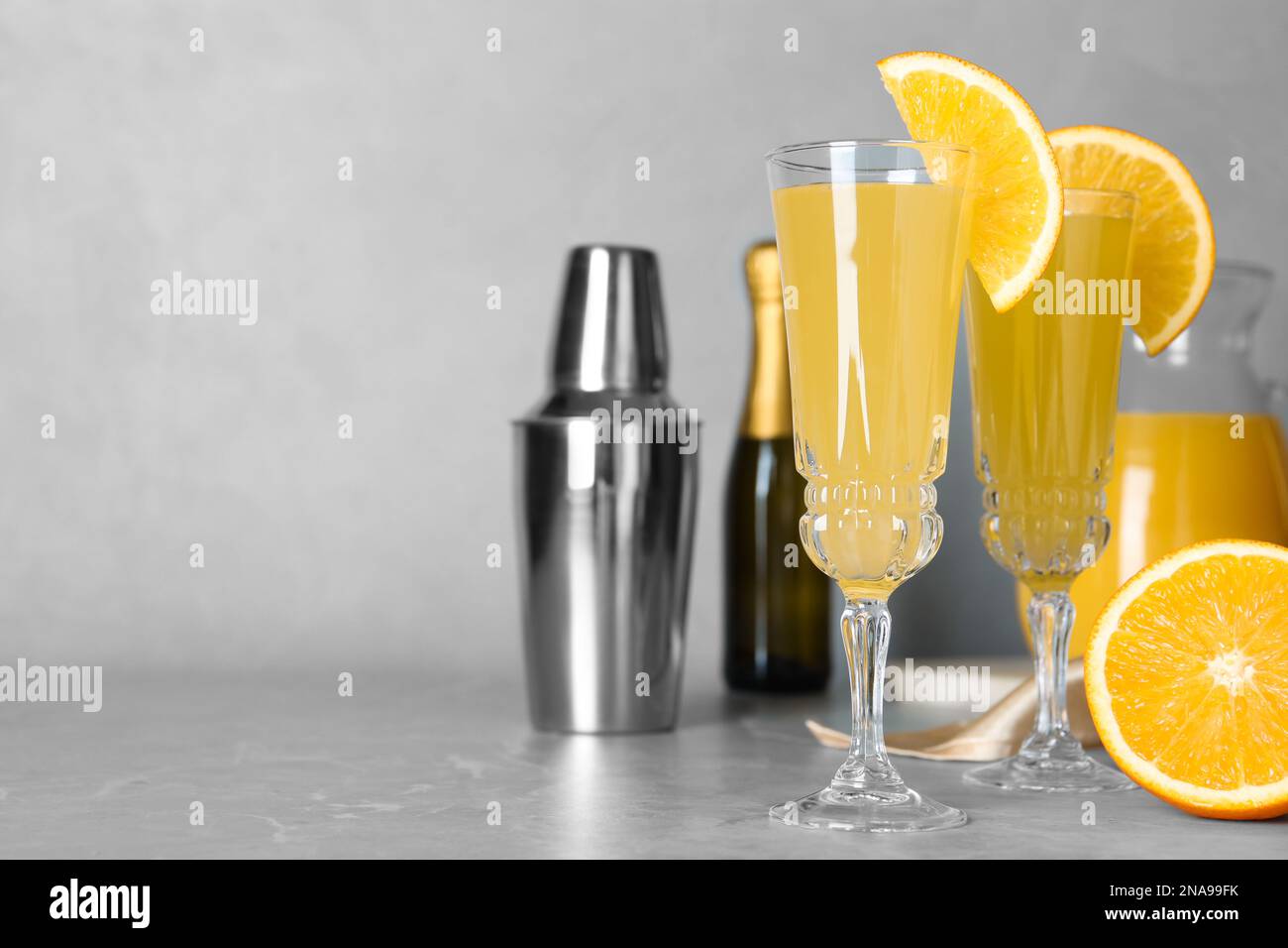 Bicchieri di cocktail Mimosa con decorazione su tavolo in marmo. Spazio per il testo Foto Stock