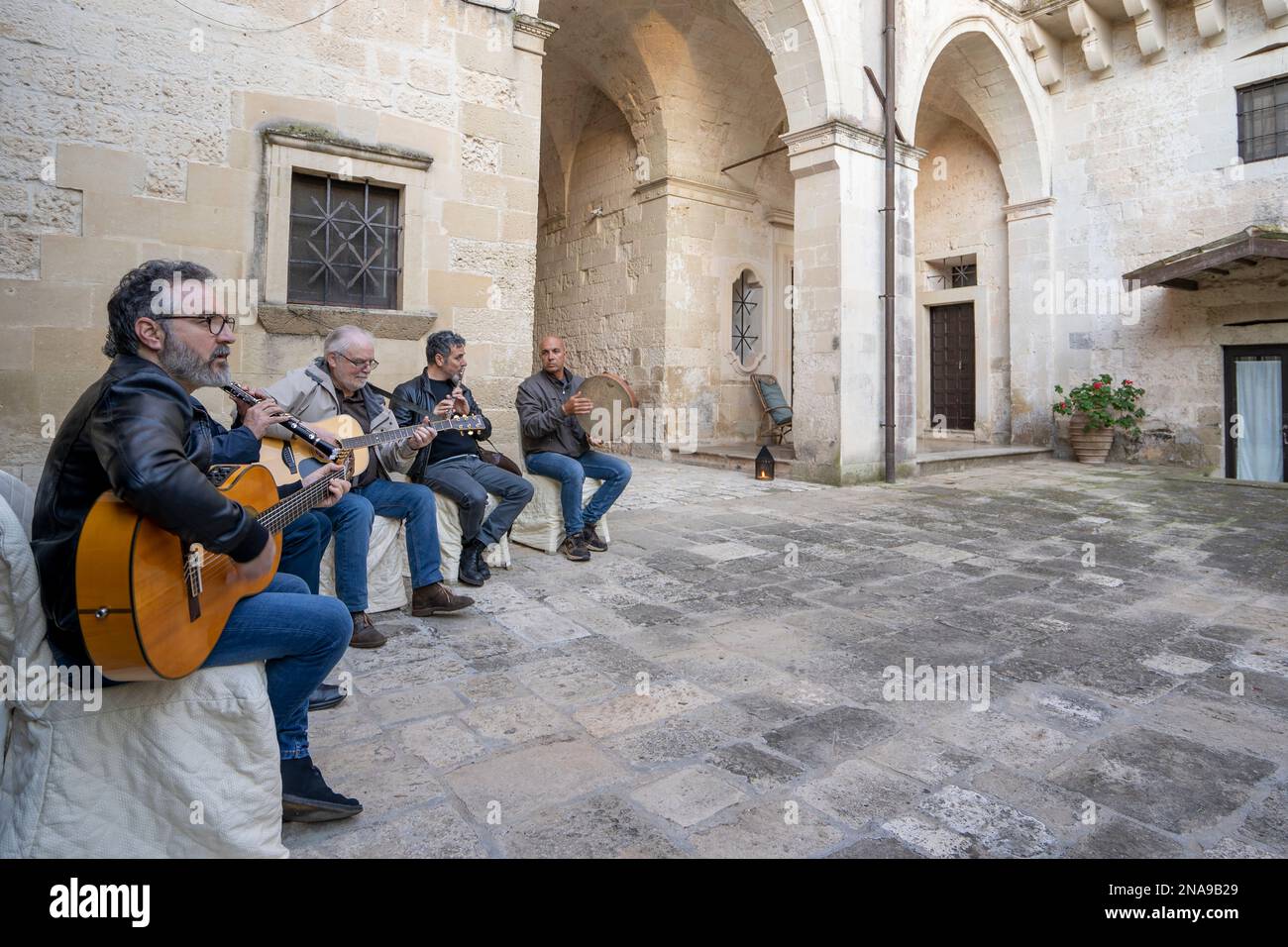 Musicisti folk suonano al Castello di Casamassella, vicino Otranto, Puglia, Italia; Otranto, Puglia, Italia Foto Stock