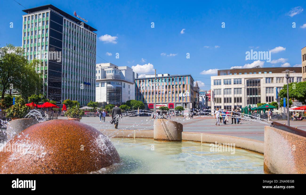 Panorama della fontana in piazza Kennedy di Essen, Germania Foto Stock