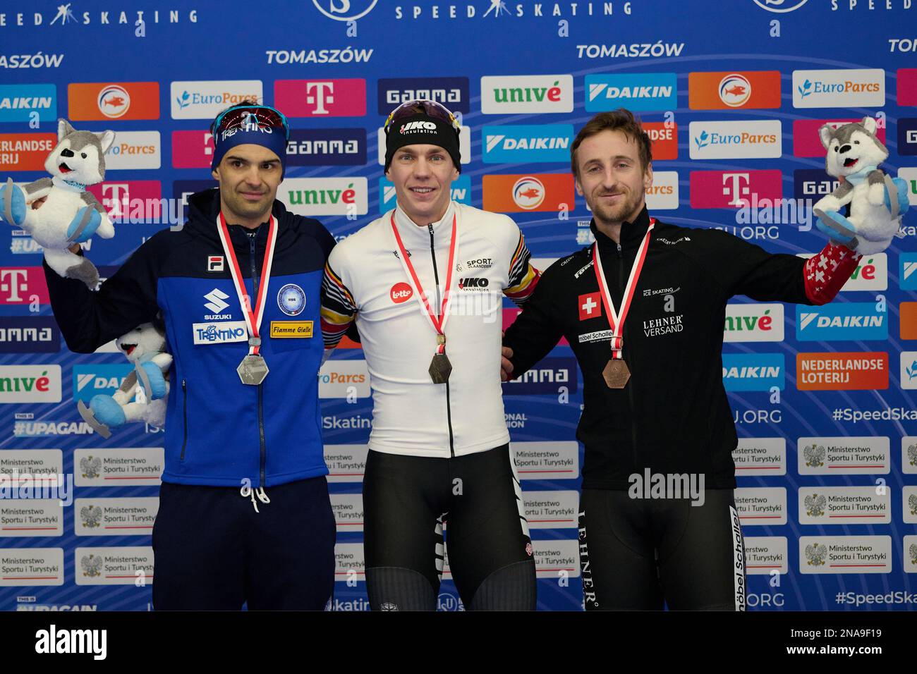 Tomaszow Mazowiecki, Polonia. 12th Feb, 2023. La medaglia d'argento Andrea Giovannini d'Italia, la medaglia d'argento Bart Swings del Belgio e la medaglia di bronzo Livio Wenger della Svizzera (L-R) celebrano durante la cerimonia di medaglia della finale di messa di partenza maschile il giorno 3 della Coppa del mondo di skating velocità ISU 2022-2023 a Tomaszow Mazowiecki, Polonia, 12 febbraio, 2023. Credit: Jan Kowalski/Xinhua/Alamy Live News Foto Stock