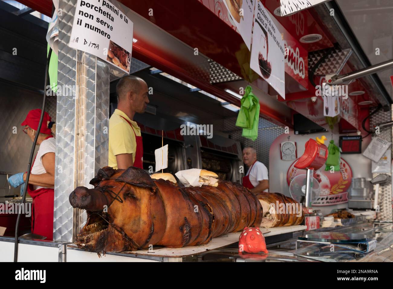 Chiosco di arrosto di maiale nel mercato di strada di San Gimignano, Italia; San Gimignano, Toscana, Italia Foto Stock