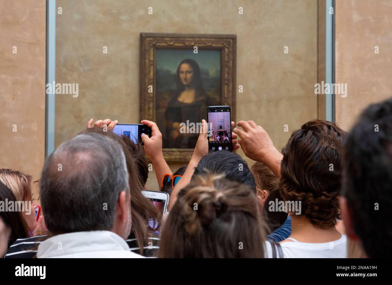 I turisti che fotografano il famoso dipinto della Monna Lisa, custodito dietro vetro antiproiettile nel Museo del Louvre; Parigi, Francia Foto Stock
