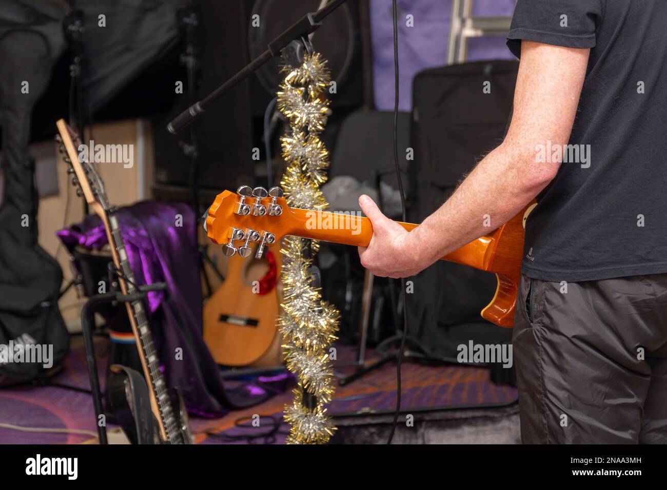 Un chitarrista suona la chitarra durante le prove. Vista posteriore Foto Stock