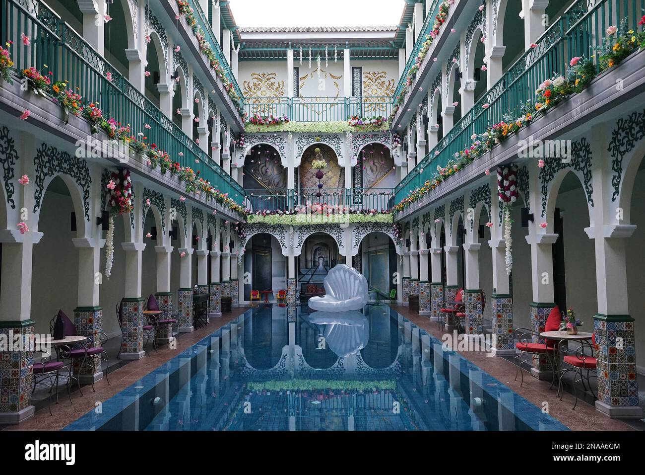 Architettura esterna, design e decorazione di un hotel arabo ispirato alla cultura esotica e mistica marocchina in Thailandia Foto Stock
