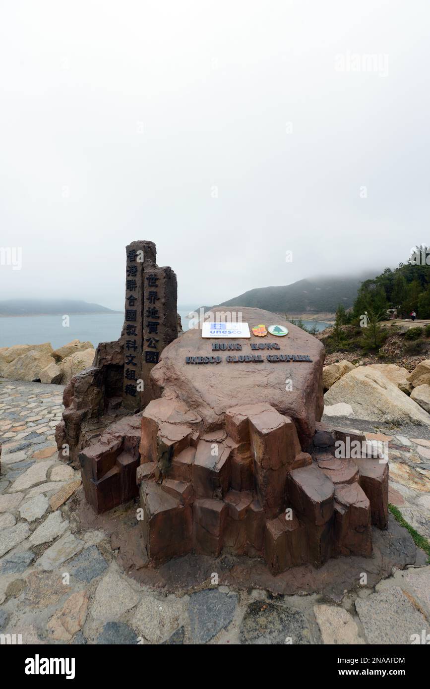 Segno dell'UNESCO Global Geopark nel Sai Kung East Country Park di Hong Kong. Foto Stock