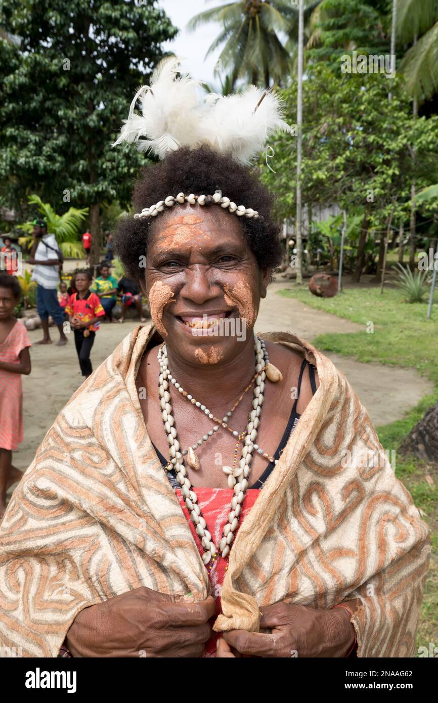 Le donne del villaggio in tela di corteccia di tapa si prepareranno ad