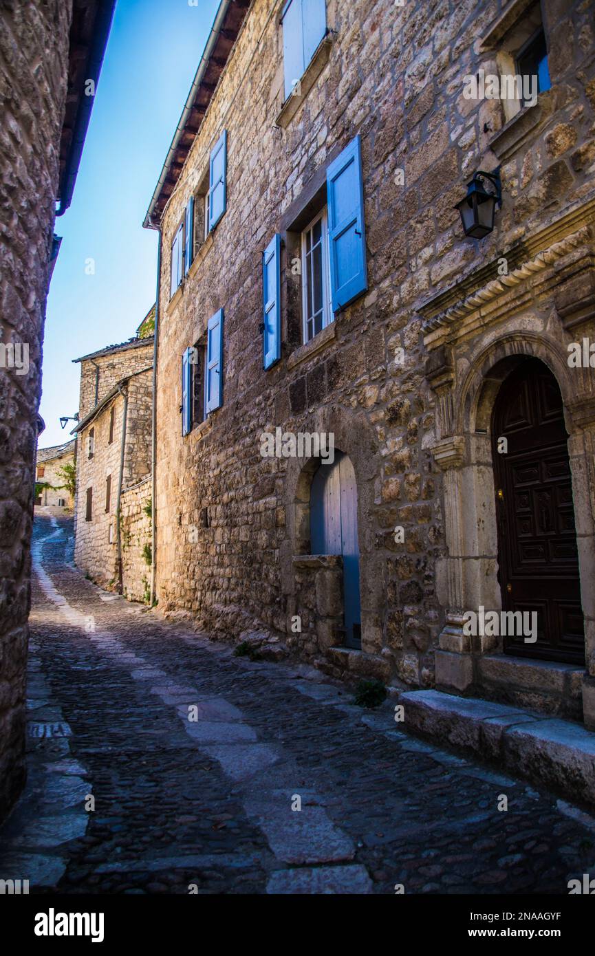 Un colpo verticale di una strada stretta tra vecchie case in pietra a Sainte-Enimie, Lozere, Francia, Europa Foto Stock