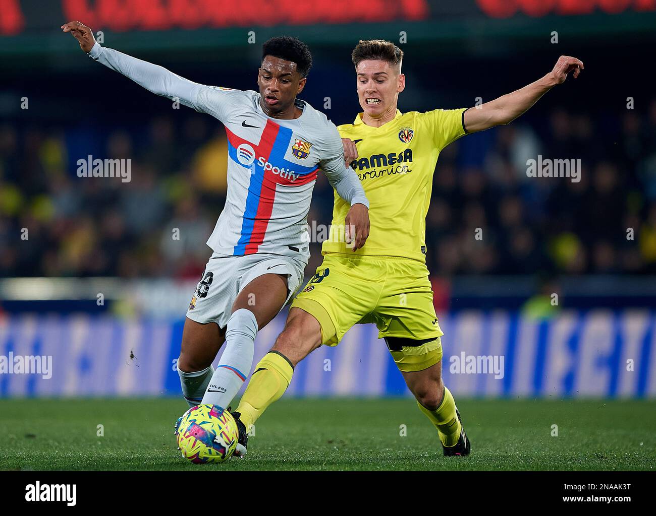 Villarreal, Spagna. 12th Feb, 2023. Alejandro Balde(L) di Barcellona vies con Juan Foyth di Villarreal durante una partita di calcio spagnola la Liga tra Villarreal CF e Barcellona a Villarreal, Spagna, 12 febbraio 2023. Credit: Str/Xinhua/Alamy Live News Foto Stock