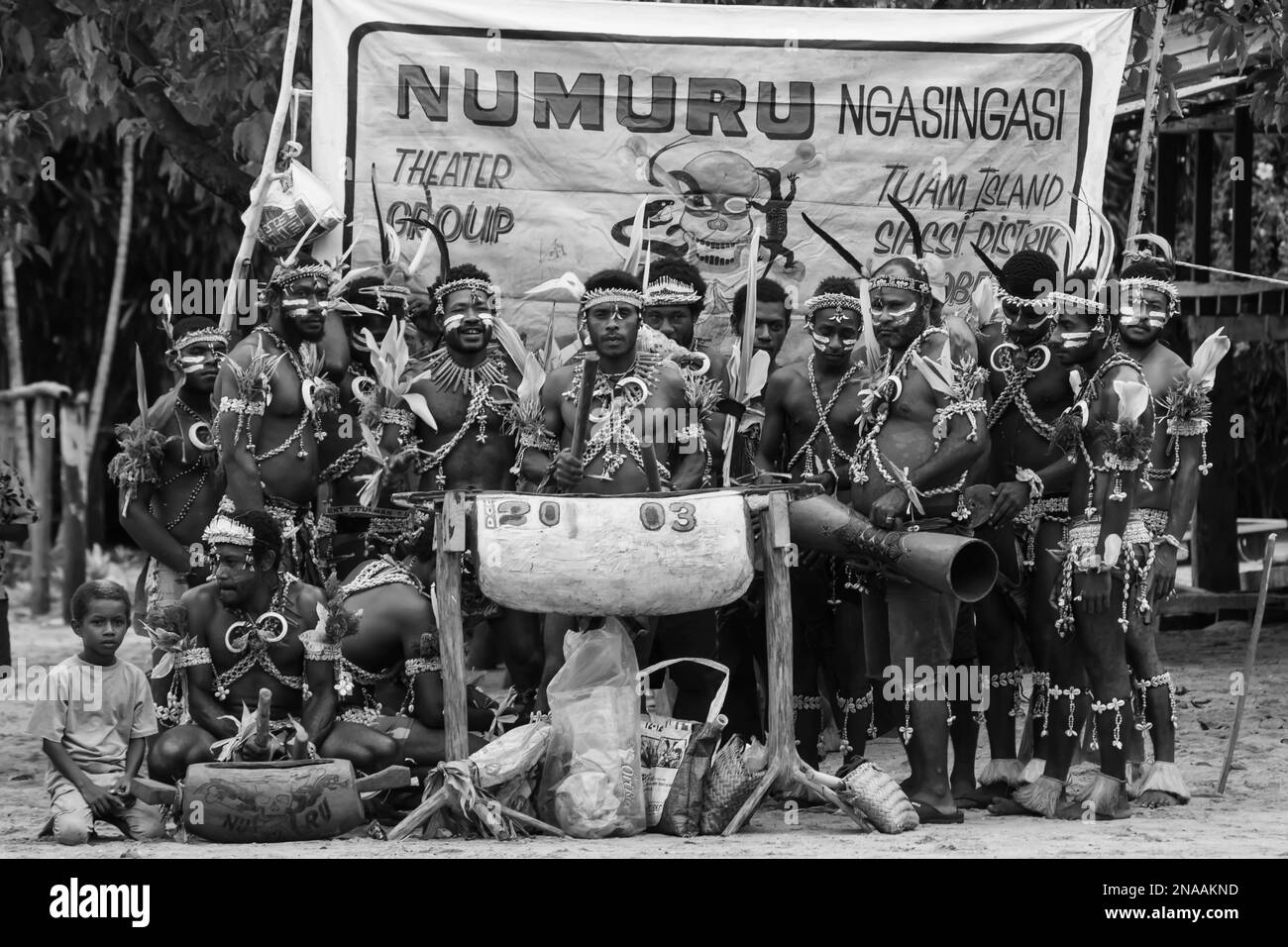 Gli uomini del villaggio si preparano a cantare la tradizionale danza tribale melanesiana sull'isola di Tuam dei Siassi, Papua Nuova Guinea Foto Stock