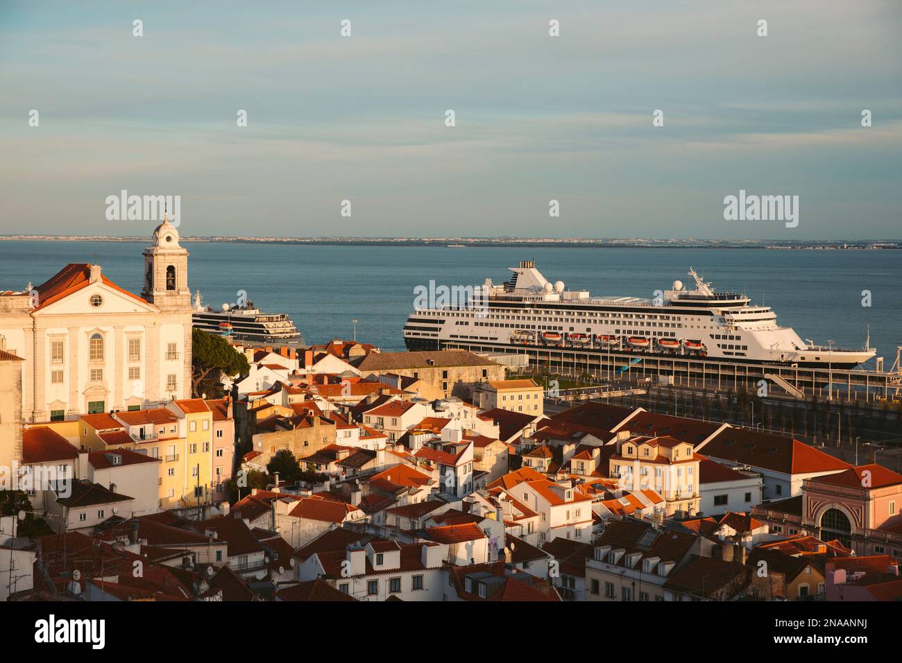 Nave da crociera ormeggiata nel porto di Alfama, Lisbona, Portogallo; Lisbona, Portogallo Foto Stock