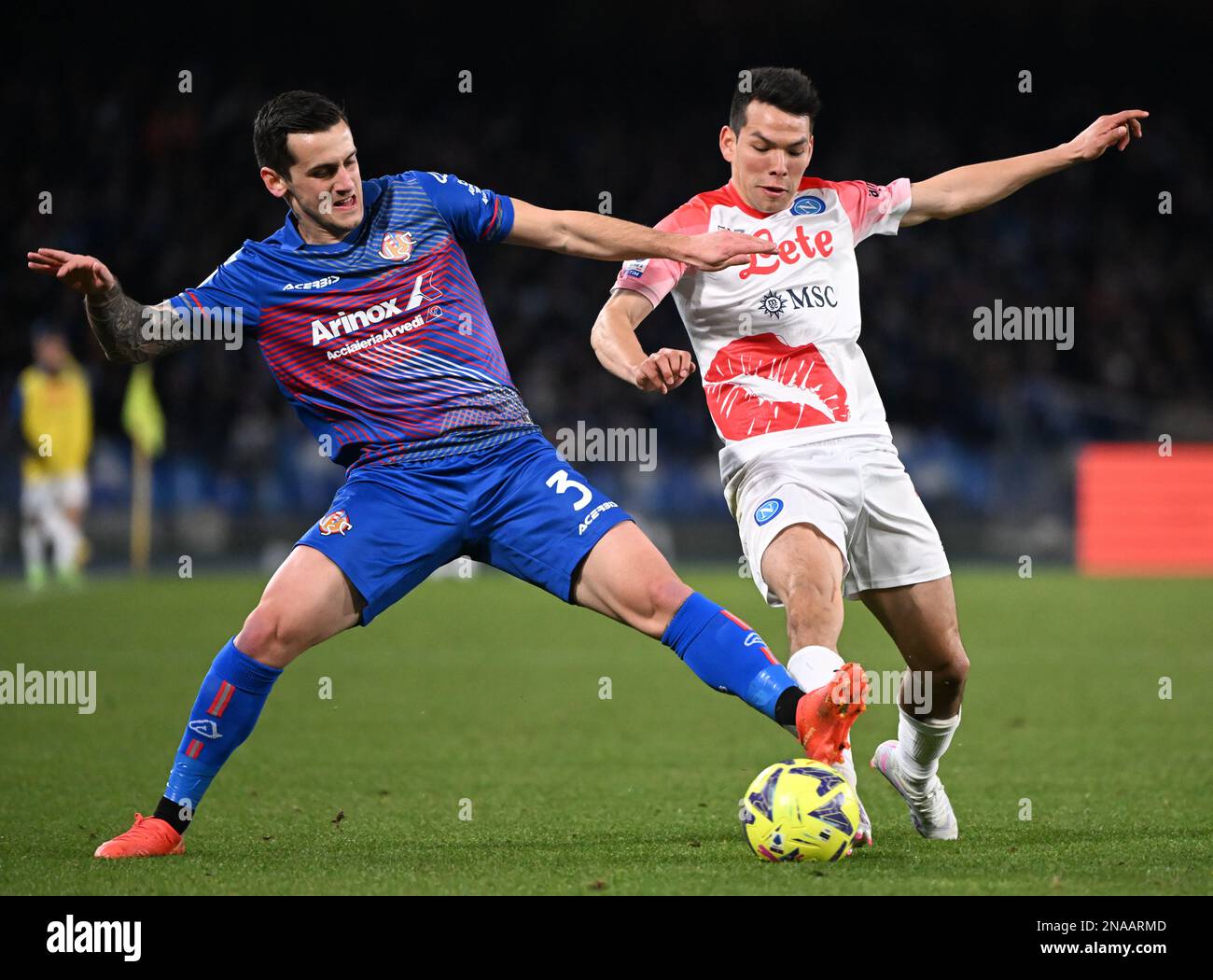 (230213) -- NAPOLI, 13 febbraio 2023 (Xinhua) -- Hirving Lozano (R) di Napoli con Emanuele Valeri di Cremonese durante una Serie Una partita di calcio tra Napoli e Cremonese a Napoli, Italia, il 12 febbraio 2023. (Foto di Alberto Lingria/Xinhua) Foto Stock