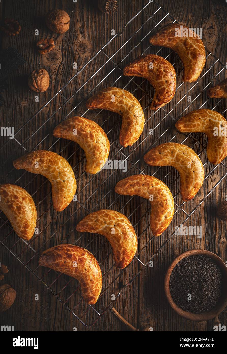 Pasta frolla tradizionale slovacca ripiena di noci macinate o semi di papavero Foto Stock