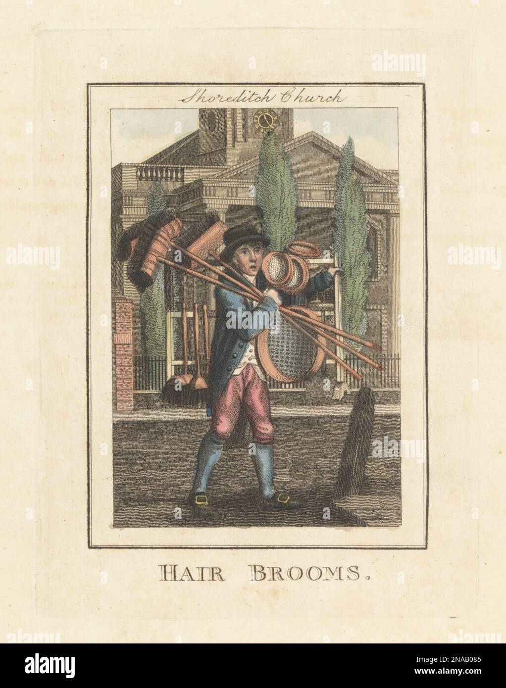 Scopa venditore di fronte alla chiesa di Shoreditch. In cappello, cappotto, gilet e braghe, scarpe con fibbia, scope a cavallo, spazzole, setacci in legno e ciotole. Chiesa di San Leonardo, Shoreditch, con i suoi pioppi. Incisione su copperplate a mano di Edward Edwards dopo un'illustrazione di William Marshall Craig dalla Descrizione delle lastre che rappresentano gli Itineranti Traders di Londra, Richard Phillips, n° 71 St Paul's Churchyard, Londra, 1805. Foto Stock