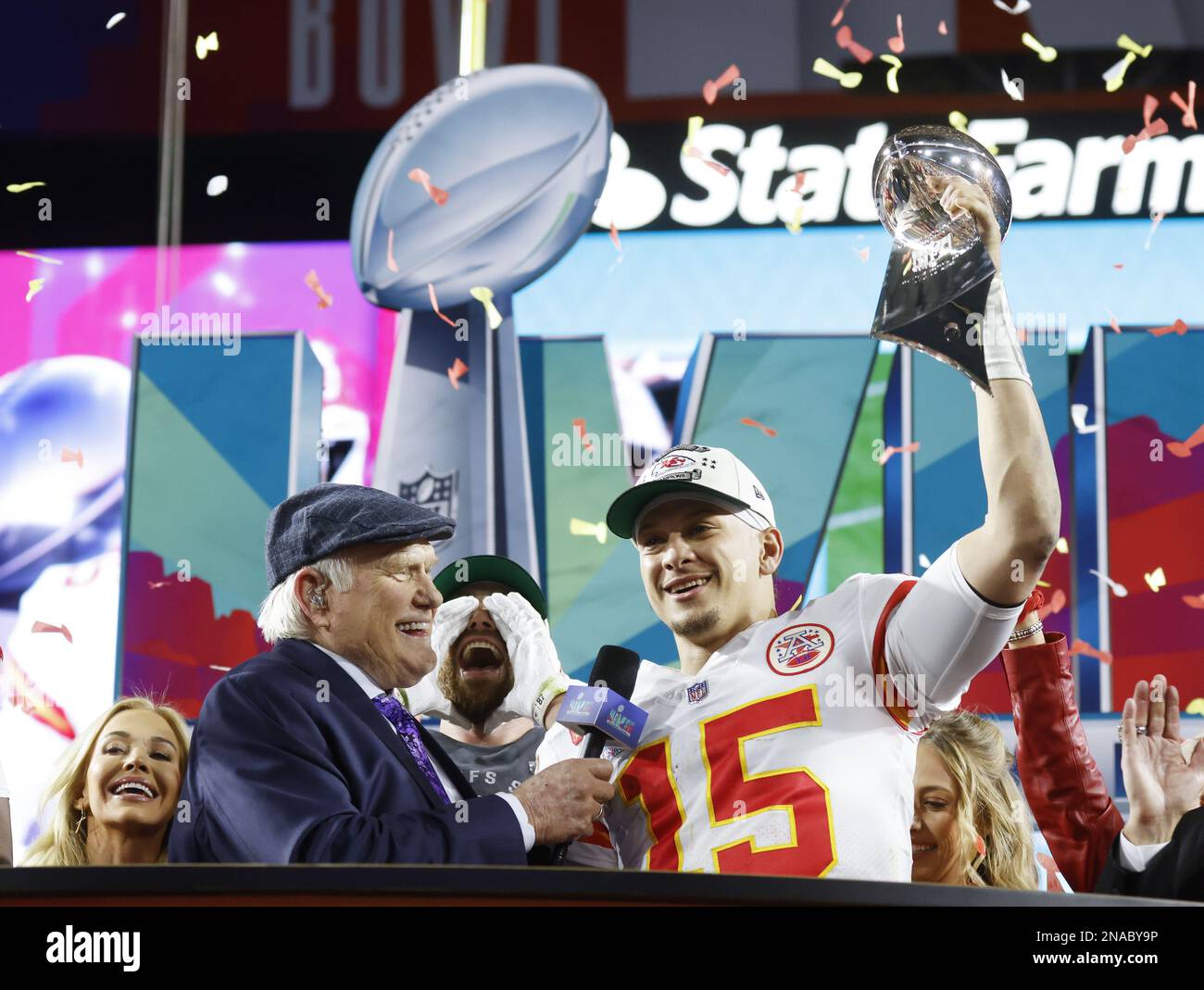 Glendale, Stati Uniti. 11th Feb, 2023. Il quartback dei Kansas City Chiefs Patrick Mahomas (15) festeggia con il Trofeo Lombardi e l'annunciatore Terry Bradshaw dopo aver vinto il Super Bowl LVII 38-35 sulle Eagles di Philadelphia allo state Farm Stadium di Glendale, Arizona, domenica 12 febbraio 2023. Foto di John Angelillo/UPI Credit: UPI/Alamy Live News Foto Stock