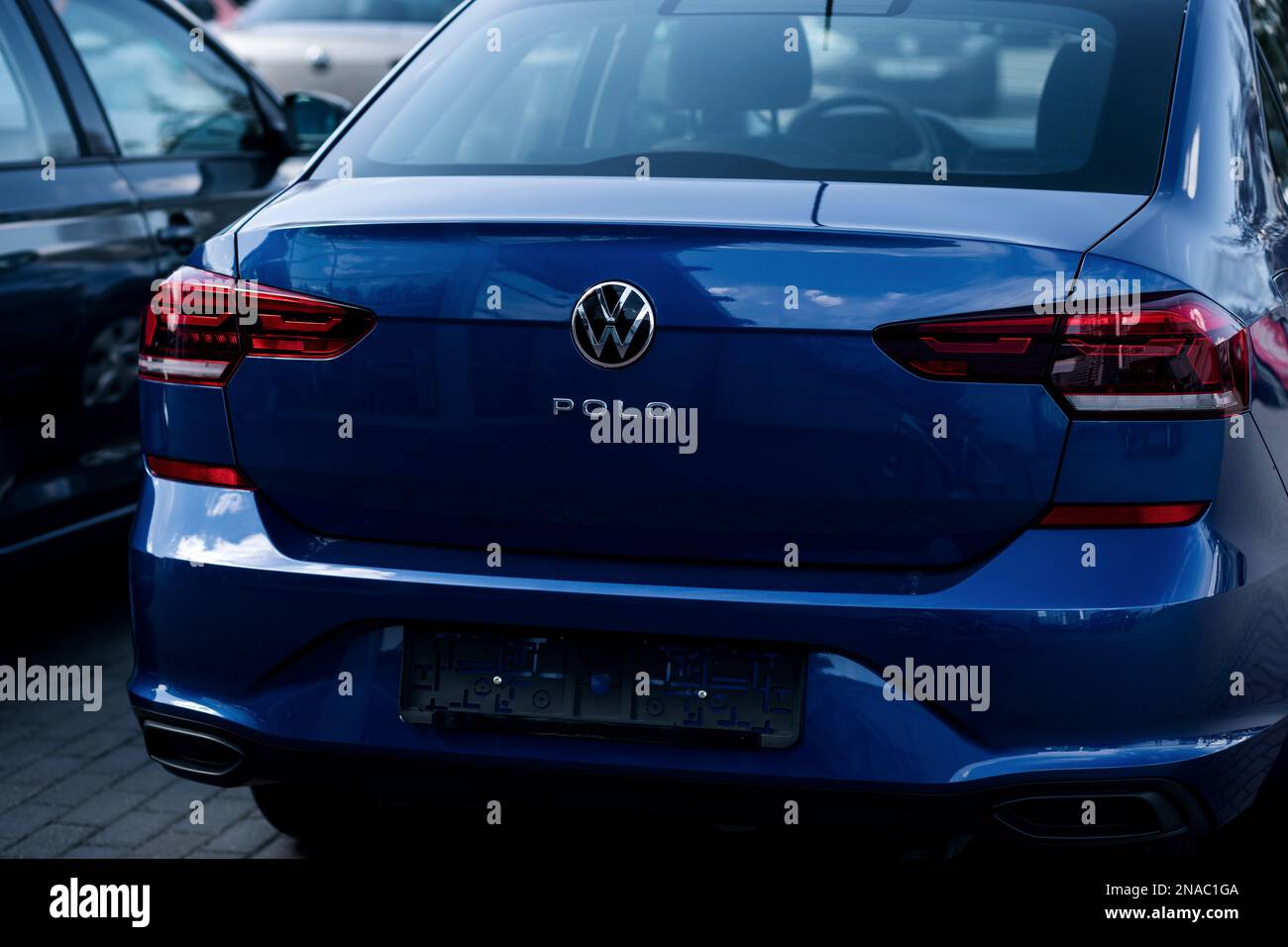 Minsk, Bielorussia, febbraio 2023 - Blue Volkswagen Polo esterno. vista posteriore. auto nuova. vista posteriore Foto Stock