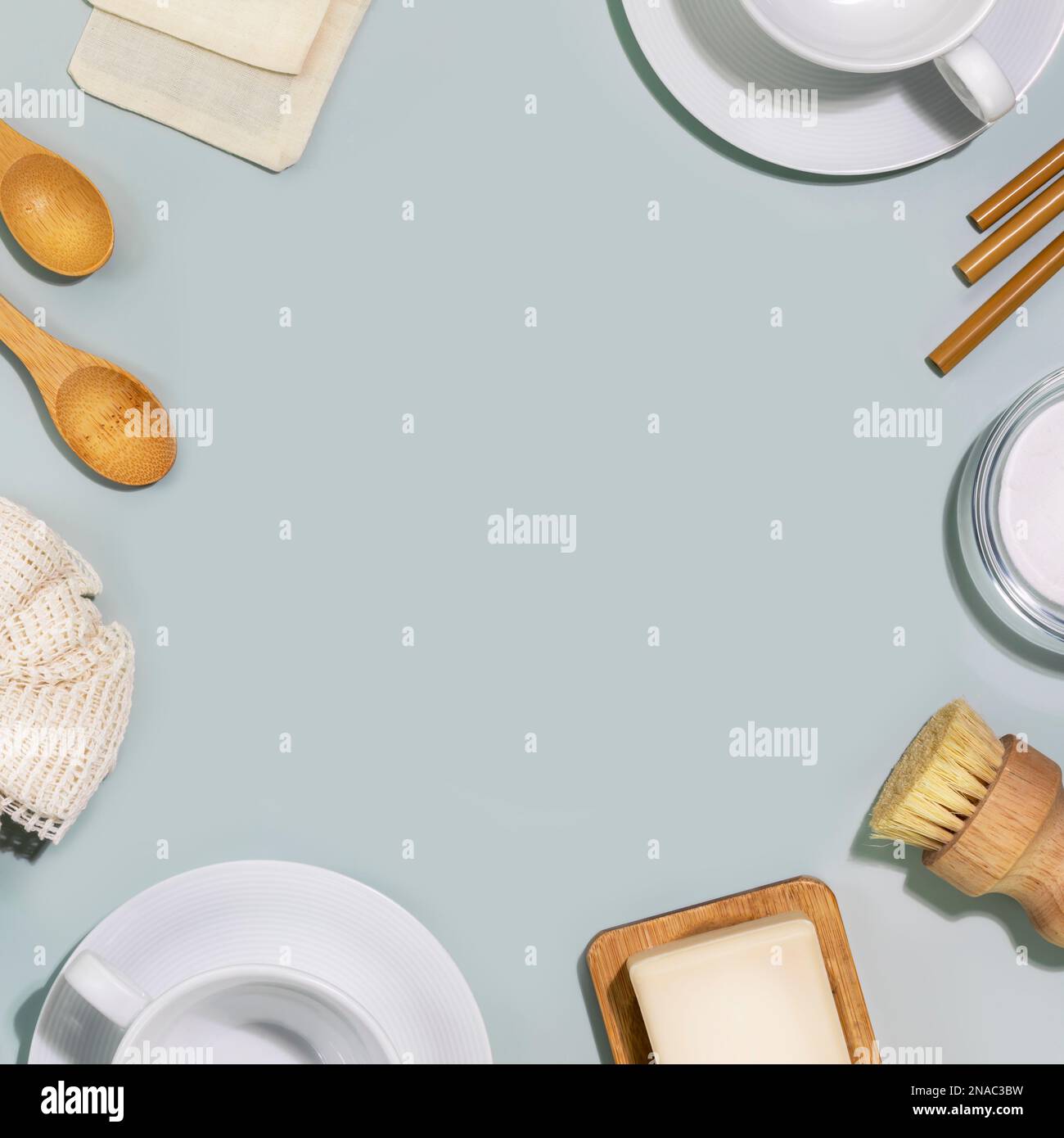 Concetto di pulizia della cucina senza sprechi. Eco-friendly vita ferma con piatti, spazzole di bambù, prodotti per la pulizia naturale e accessori. Senza plastica, Foto Stock