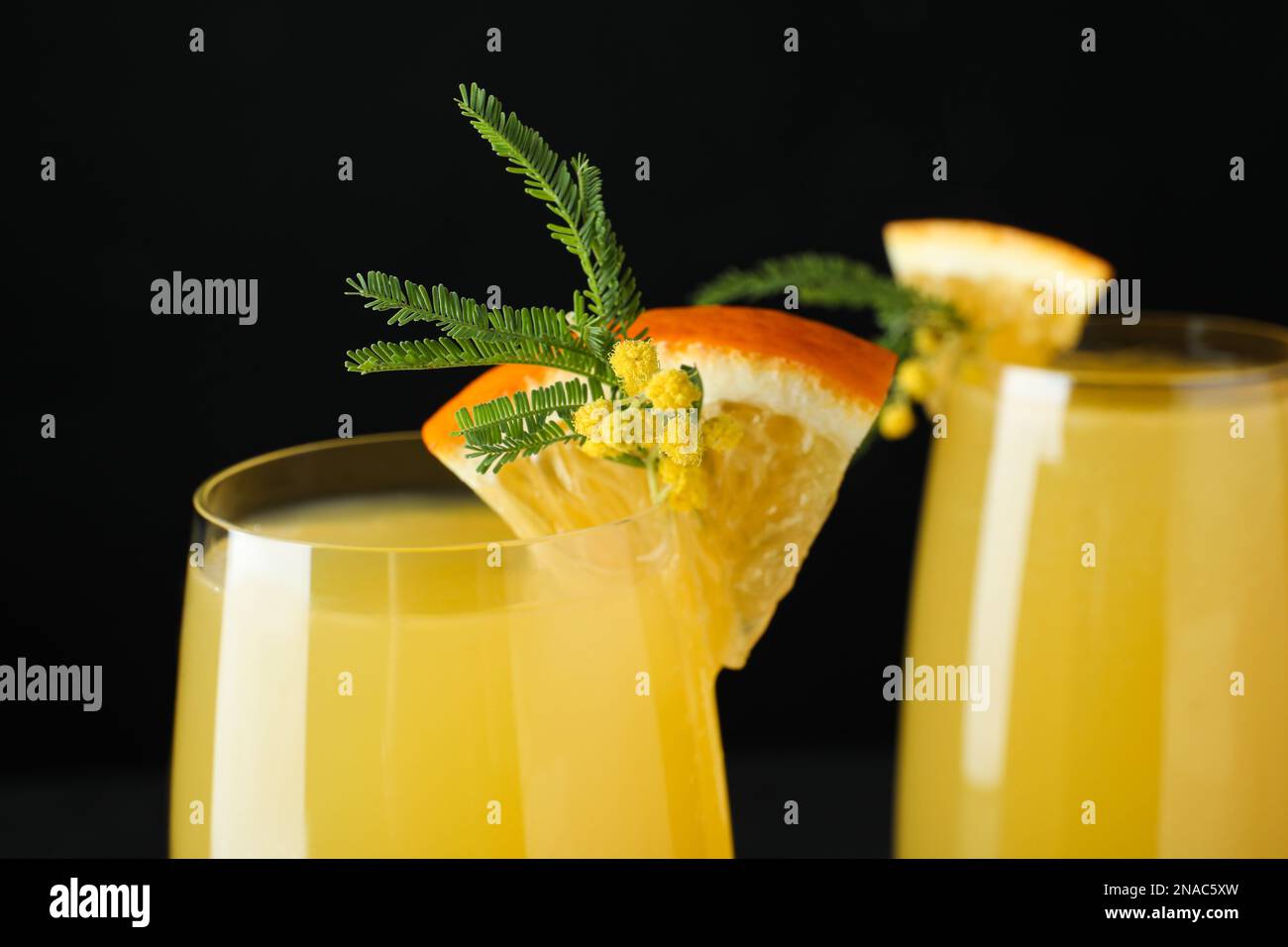 Bicchiere di cocktail Mimosa con guarnitura, primo piano Foto Stock