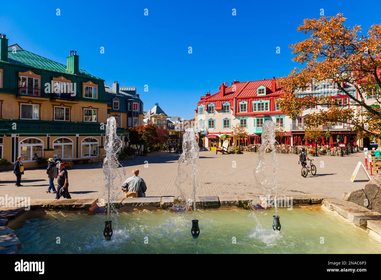 Persone che amano Place Saint-Bernard nel villaggio base di Mont-Tremblant della stazione sciistica di Mont Tremblant in Quebec; Mont-Tremblant, Quebec, Canada Foto Stock