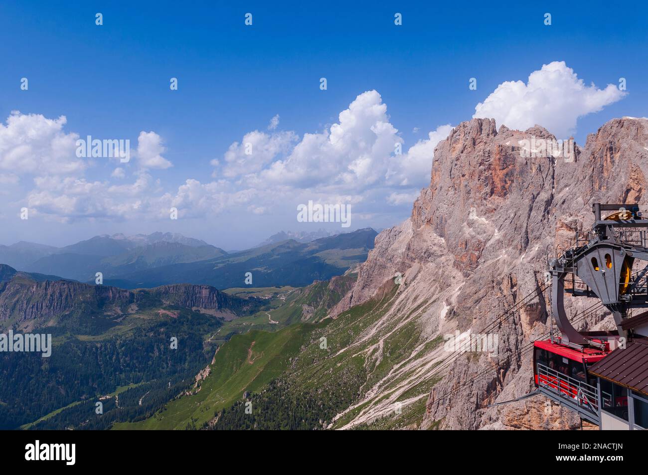 Struttura della gondola e edificio di osservazione a San Martino di Castrozza nelle Dolomiti; Trentino-alto Adige, Trentino, Italia Foto Stock