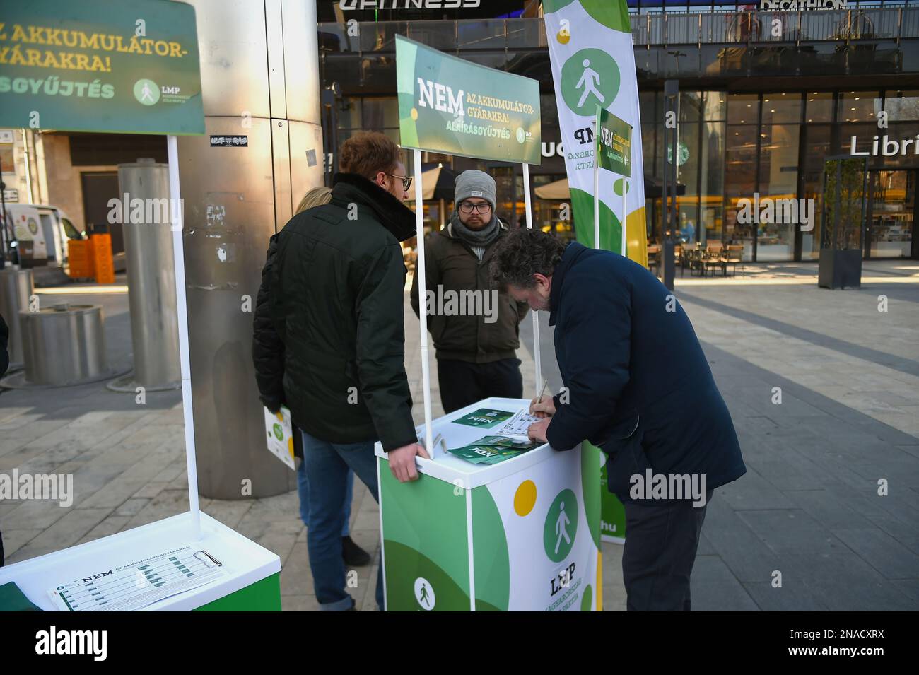 Budapest, Ungheria, 13th Feb 2023, LMP (Partito Verde Ungherese) inizia la raccolta di firme per un referendum che richiederebbe una consultazione locale prima di costruire una fabbrica di batterie in Ungheria, Balint SZENTGALLAY / Alamy Live News Foto Stock