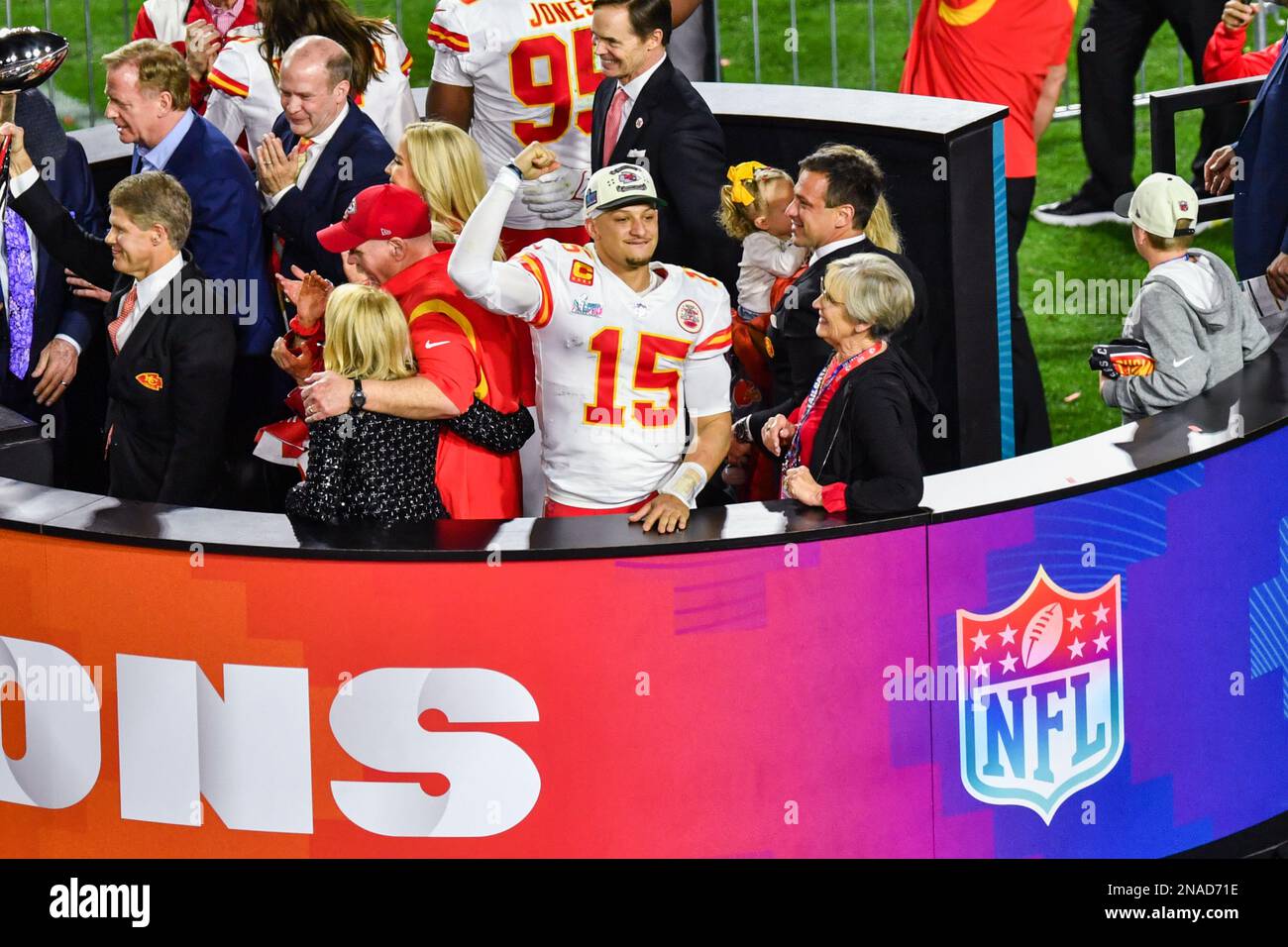 Il quartback dei Kansas City Chiefs Patrick Mahomes celebra la vittoria dopo il Super Bowl LVII, tra i Kansas City Chiefs e le Philadelphia Eagles, tenutosi allo state Farm Stadium di Glendale. Data immagine: Domenica 12 febbraio 2023. Foto Stock