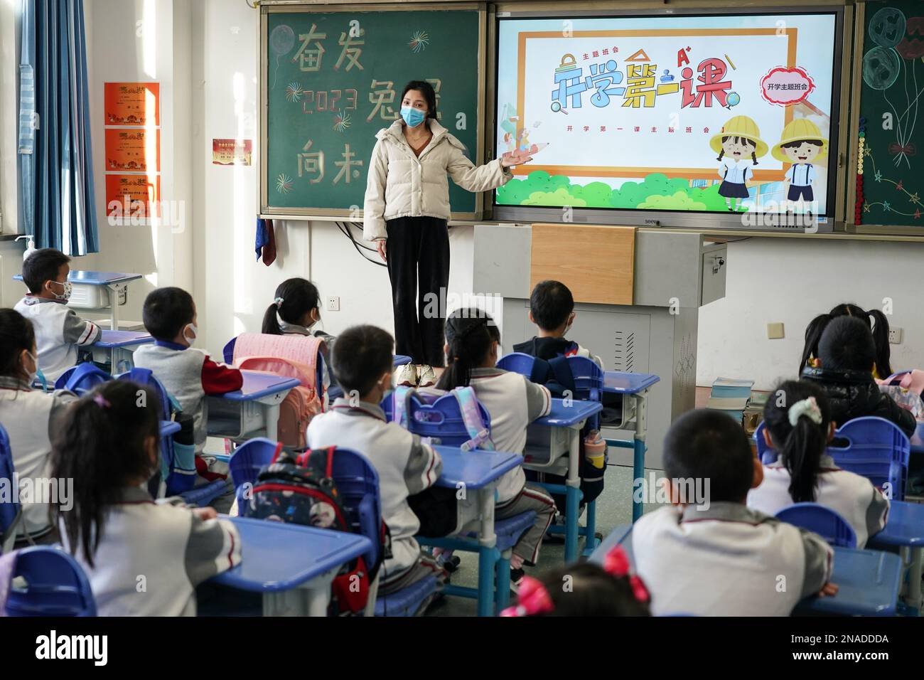Pechino, Cina. 13th Feb, 2023. Gli studenti hanno corso il primo giorno del nuovo semestre in una scuola elementare a Pechino, capitale della Cina, 13 febbraio 2023. Gli studenti delle scuole primarie e medie a Pechino sono tornati a scuola per il semestre di primavera di lunedì. Credit: Peng Ziyang/Xinhua/Alamy Live News Foto Stock