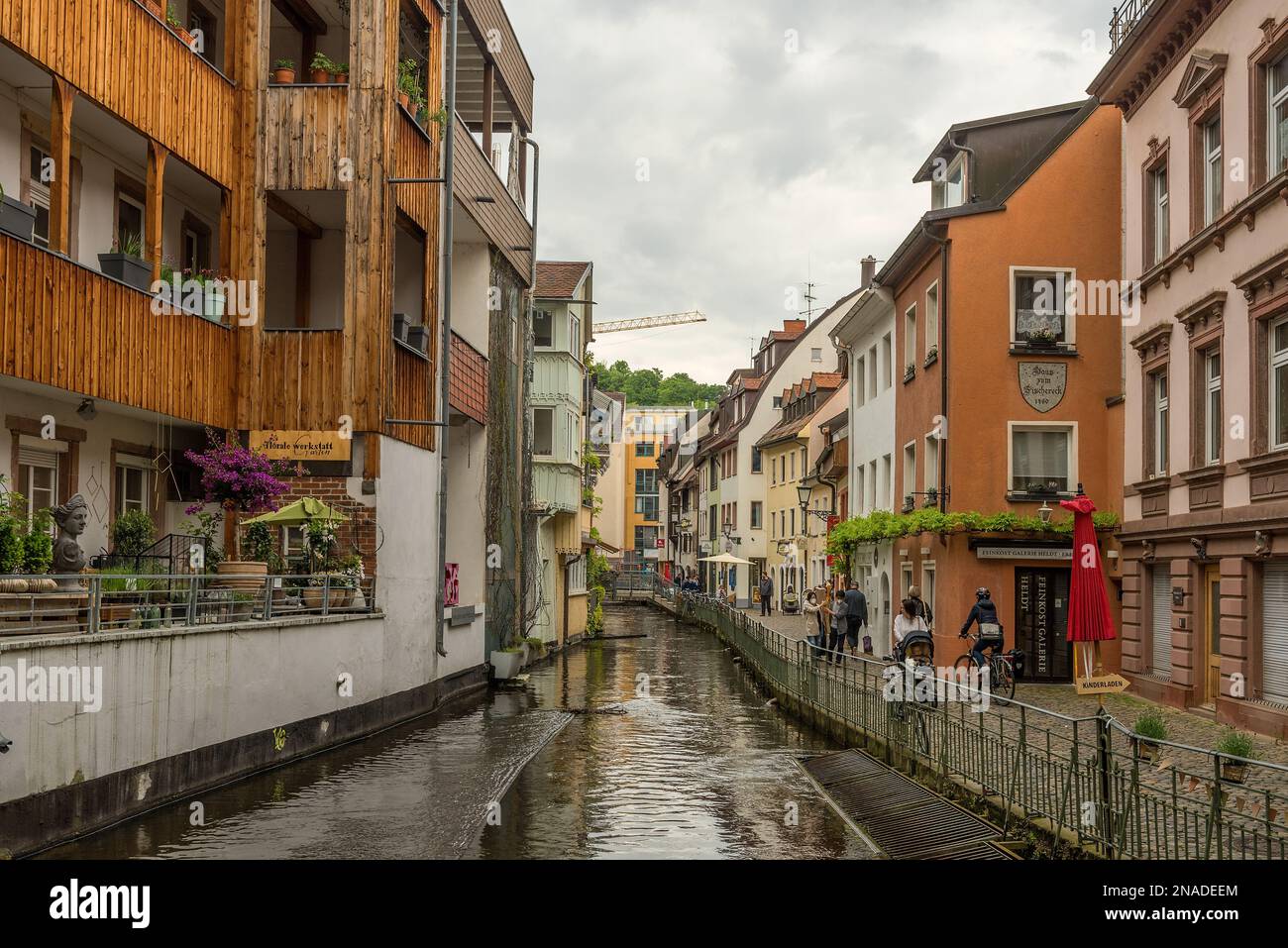 Piccolo canale nel centro storico di Friburgo in Breisgau Foto Stock