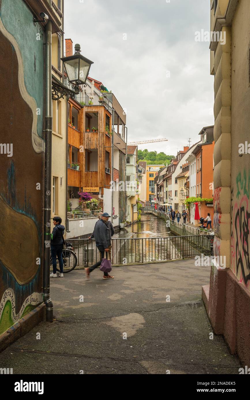 Piccolo canale nel centro storico di Friburgo in Breisgau Foto Stock
