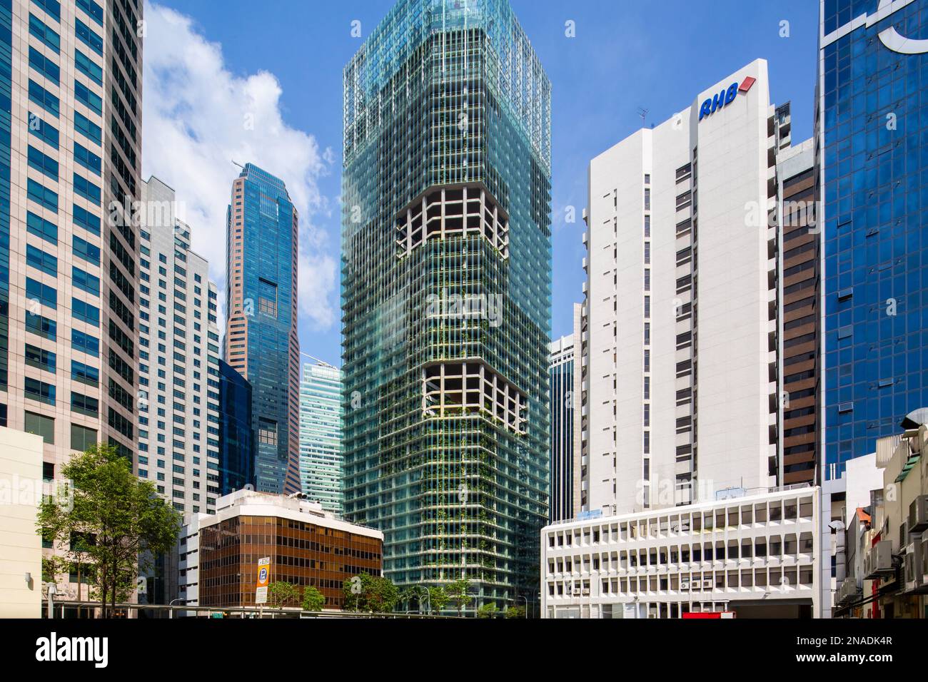 Vista panoramica di Capitagreen e degli edifici commerciali circostanti a Singapore. Foto Stock