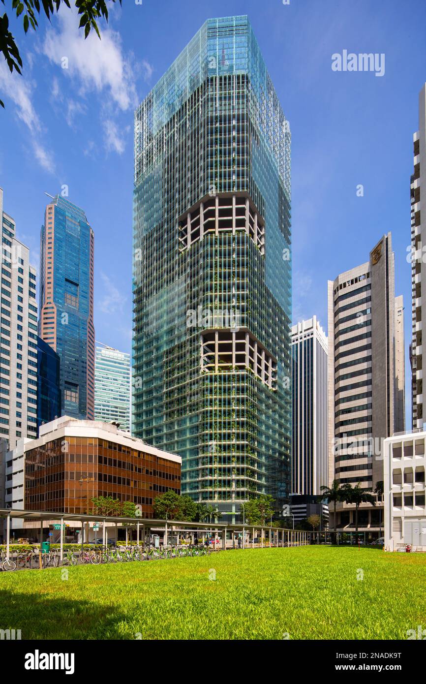 CapitaGreen è una torre per uffici ultra-moderna di grado A A A 40 piani, che reintroduce lussureggiante vegetazione intorno all'esterno nel quartiere centrale degli affari di Singapore. Foto Stock