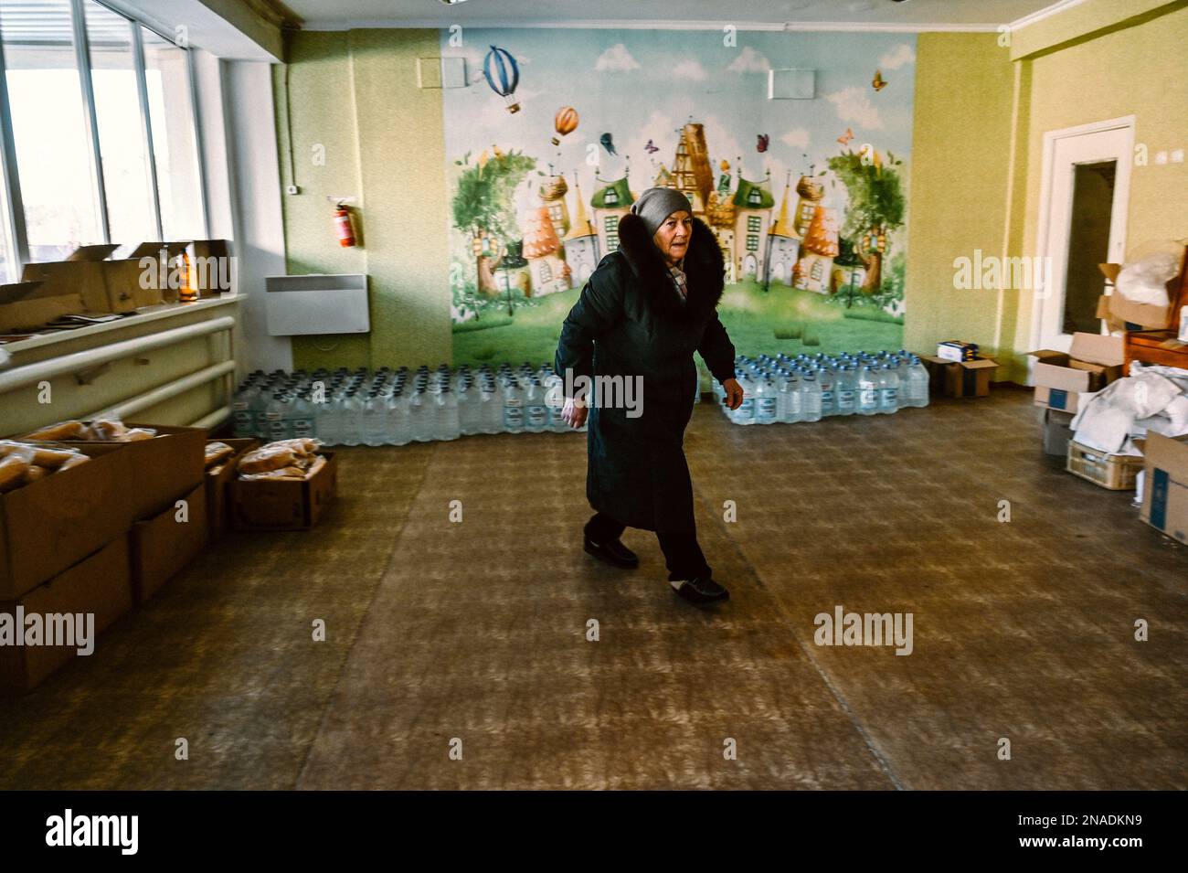 STEPNOHIRSK, UCRAINA - 9 FEBBRAIO 2023 - Una donna anziana è raffigurata in un punto di invincibilità dove l'assistenza umanitaria è distribuita em Foto Stock