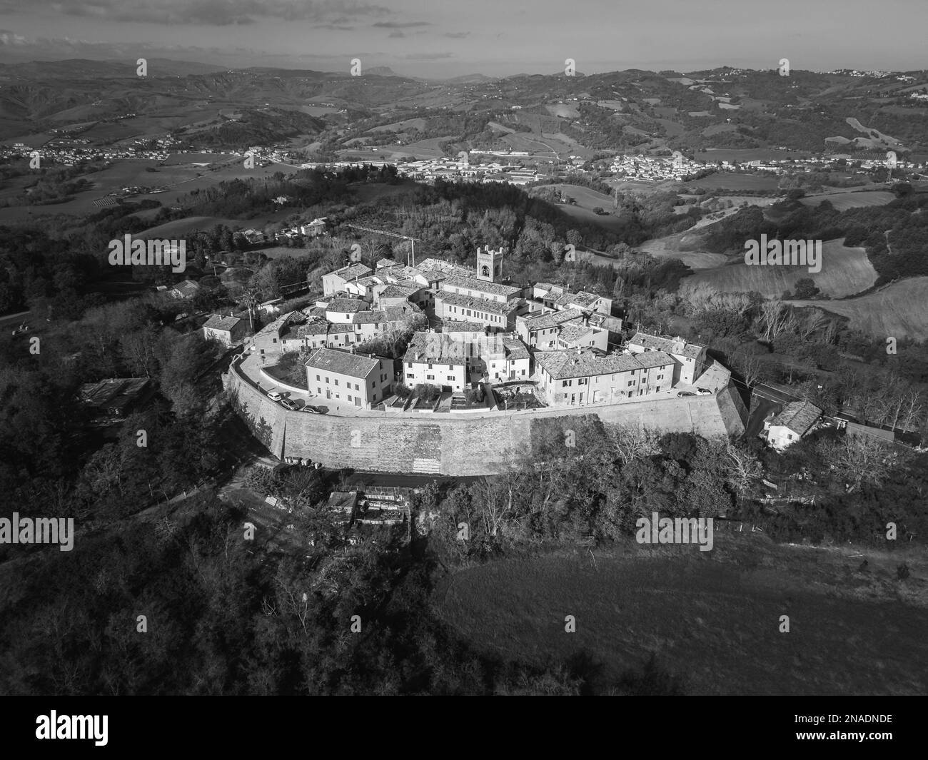 Un'immagine aerea in scala di grigi del villaggio di Montefabri a Pesaro e Urbino Foto Stock