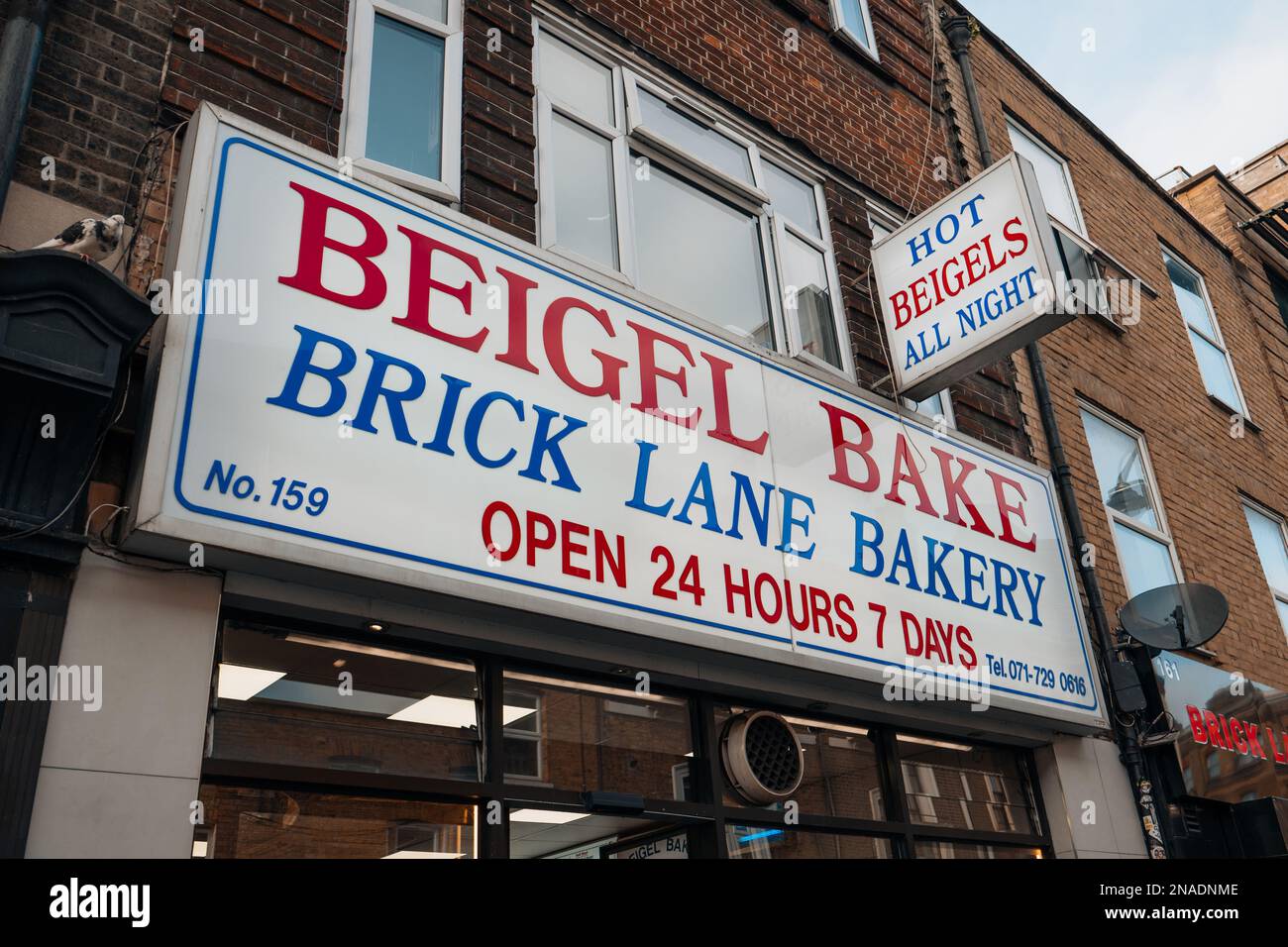 Londra, Regno Unito - 09 febbraio 2023: Cartello con il nome sulla facciata del panificio Beigel Bake a Brick Lane. Brick Lane è il cuore del Bangladesh-S londinesi Foto Stock