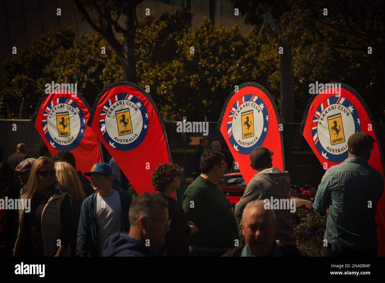 Il club dei proprietari Ferrari a Melbourne, che si riunisce all'esterno dell'edificio espositivo Royal Foto Stock