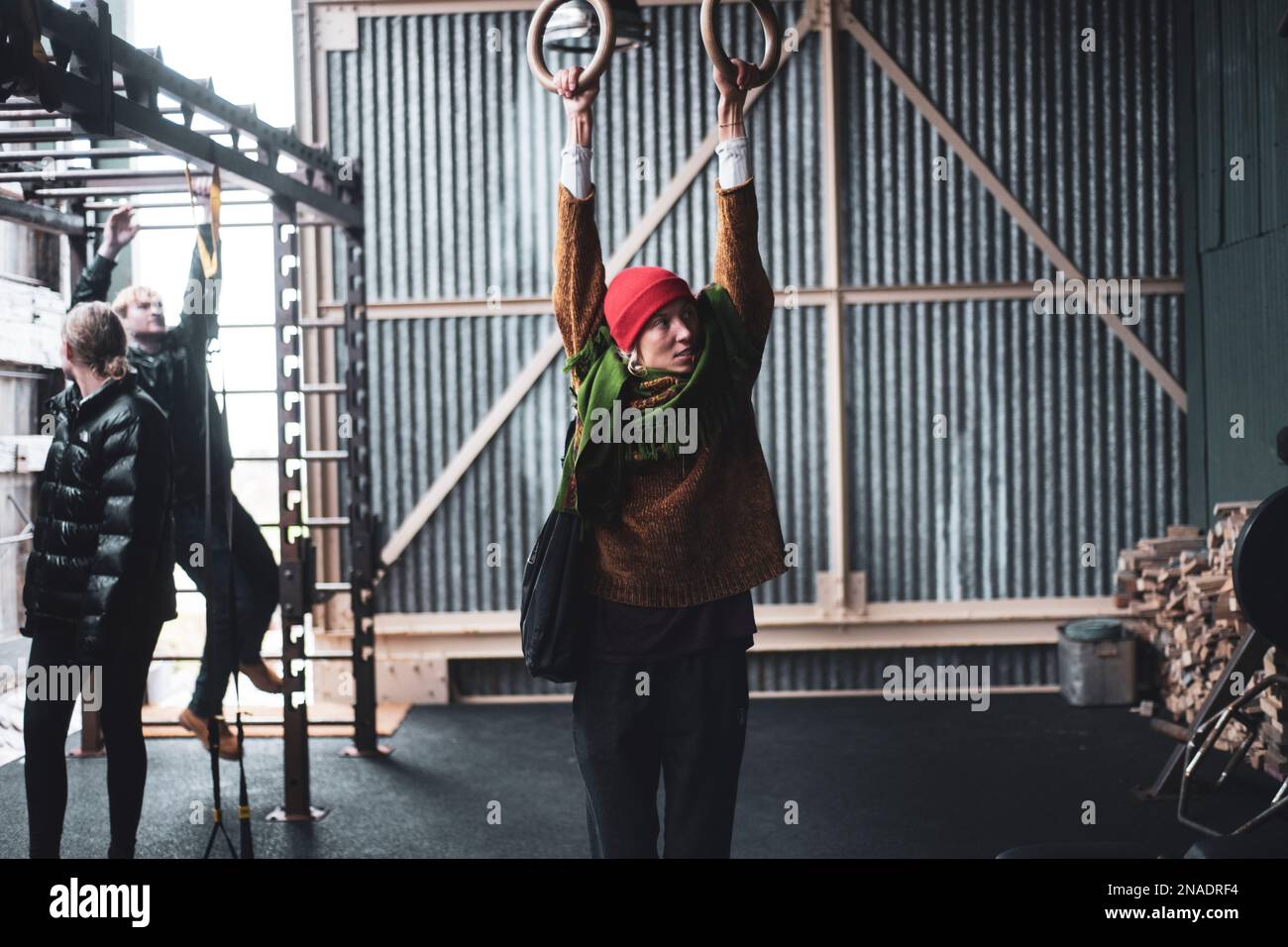 donna e amici appendono in una palestrina all'aperto in scozia Foto Stock